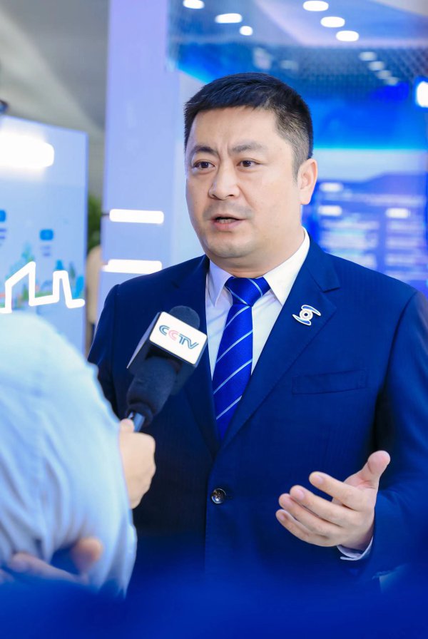 伊利集团执行总裁刘春喜在大会现场接受媒体采访