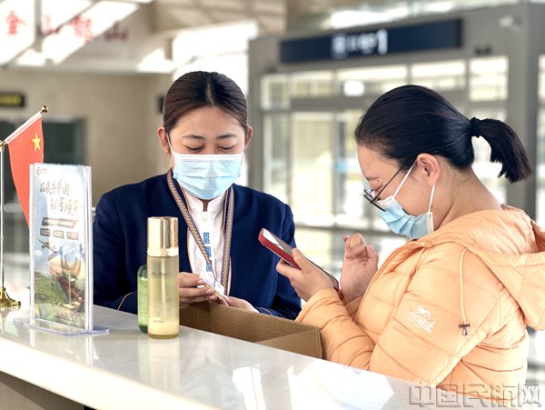 工作人员协助旅客办理快递寄送(鲁静静/摄)