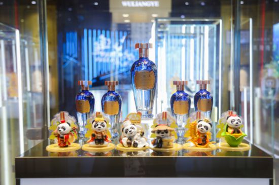 图为五粮液文化体验中心展示的“五福进宝”联名盲盒