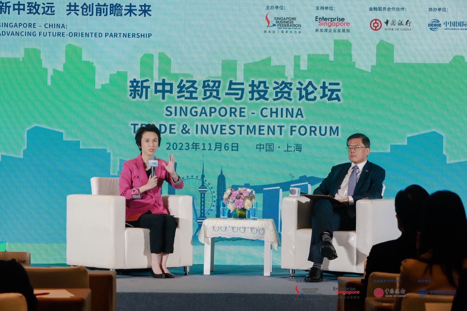 图二:新加坡贸工部兼文化、社区及青年部政务部长刘燕玲与工商联合总会总裁郭柄汛在论坛对话现场