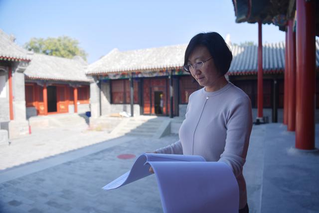 10月16日,张越比照设计方案介绍修缮情况。未来这里将承担传统文化的交流和展览。新京报记者 李木易 摄