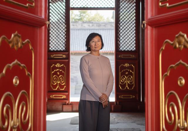 10月16日,首开集团所属北京市古代建筑设计研究所有限公司党支部书记、经理张越在修缮好的宏恩观。新京报记者 李木易 摄