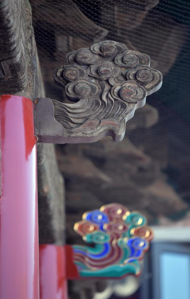 修缮团队对宏恩观内完整的云纹雕刻保持原状,遗失的则进行了彩绘。新京报记者 李木易摄