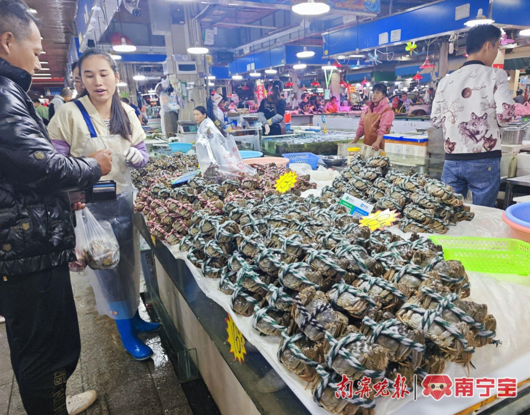 市民在淡村农贸市水产品区购买大闸蟹