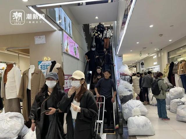 四季青买冬装的人群。记者 孙韵摄