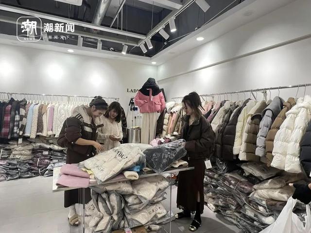 店铺内的各色冬装 记者 孙韵 摄