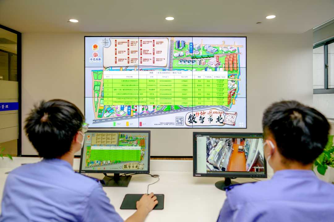 上海静安区市场监管局市北所,工作人员正在全方位监控辖区餐饮店铺食品安全。(资料图片)