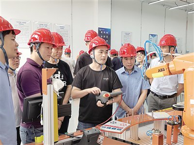 在深圳市宝安区产业工人技能促进中心的工业机器人班,职工正在学习操作机械手臂。南方工报全媒体记者马大为/摄