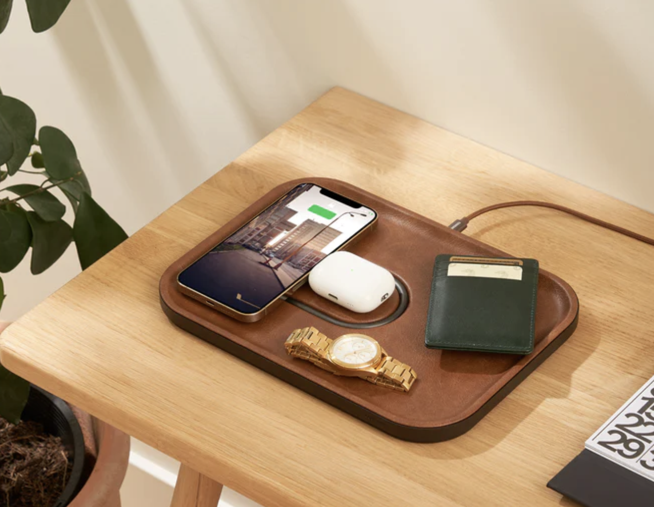 Courant 推出 MAG:3 MagSafe 托盘：双设备同时充电、亚麻皮革材质，售 160 美元