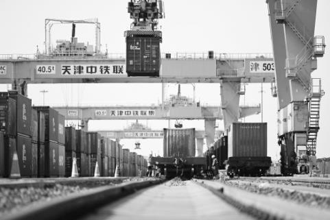 下图:11月13日,在中铁天津集装箱中心站,龙门吊在进行装车作业。