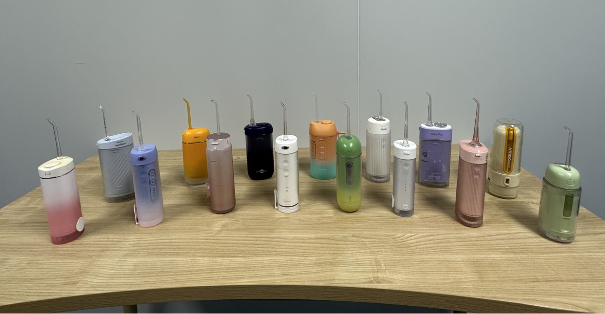 比较试验测评的15款电动冲牙器样品。