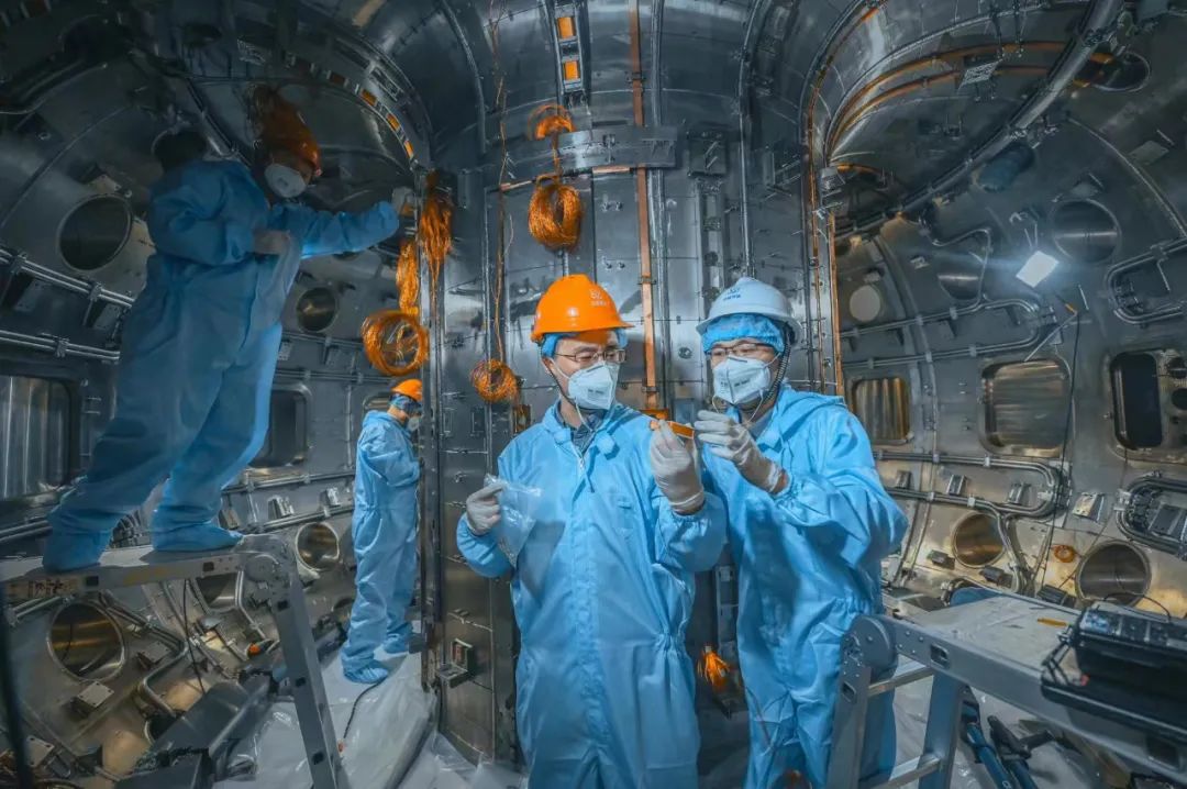 中核集团科技人员在新一代“人造太阳”真空室内解决安装调试过程中的技术难点