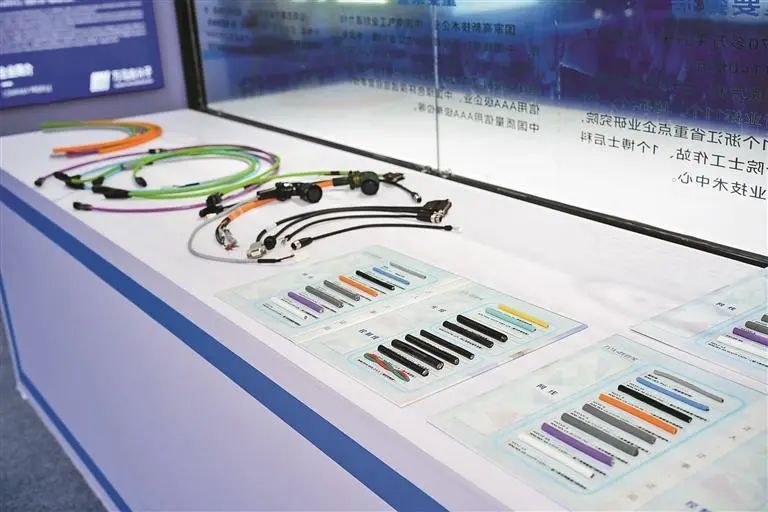 浙江万马专用线缆科技有限公司展出的电缆能能做到耐油、耐水、耐腐蚀,还具有抗拗折、耐磨的特性。深圳晚报记者 严文婷 摄