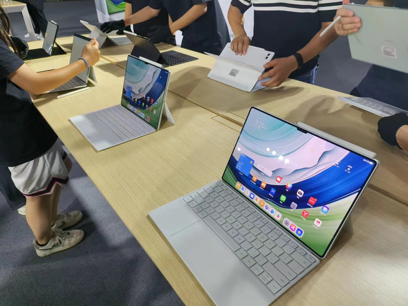 鸿蒙生态开始造富?互联网大厂竞相抢工程师,概念股持续被热炒