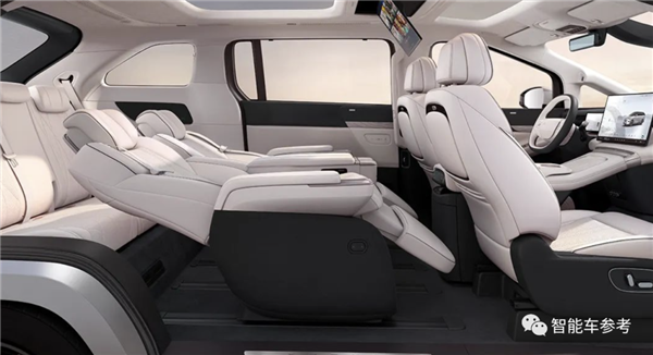 38.8万!全球首款后轮转向MPV开售:空悬冰箱彩电也标配了