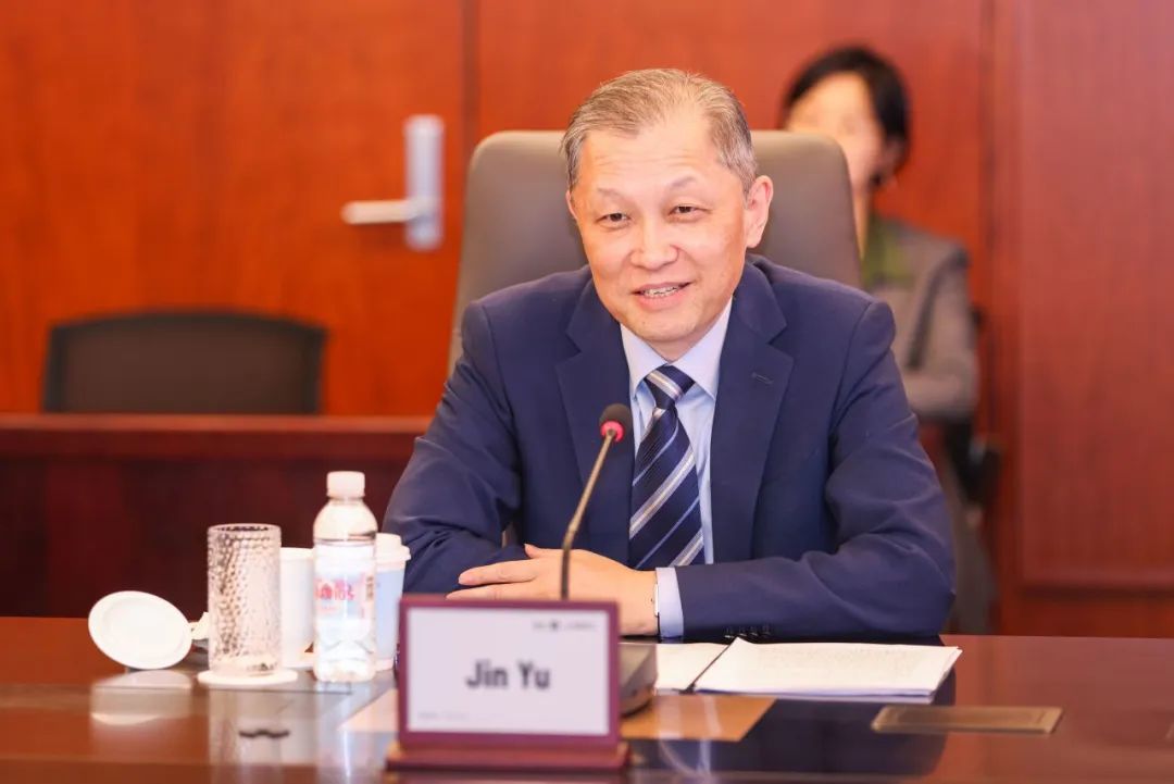 图为上海银行董事长金煜讲话
