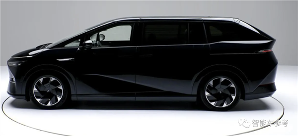 38.8万!全球首款后轮转向MPV开售:空悬冰箱彩电也标配了