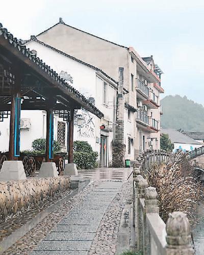 溪流环抱的环溪村一景。吴 斌摄