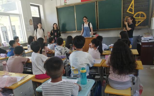 2022年6月，雷望紅在河南省南陽市鎮平縣黑虎廟小學調研。受訪者供圖