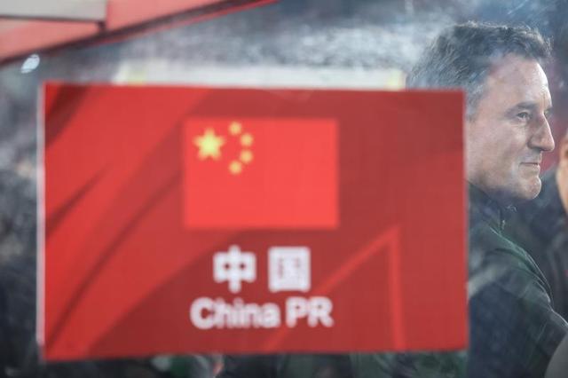 国足主帅扬科维奇名气不大,但技战术比较务实。 新华社记者 潘昱龙 摄
