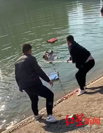 ▲张先生(水中男子)在众人协助下救落水儿童