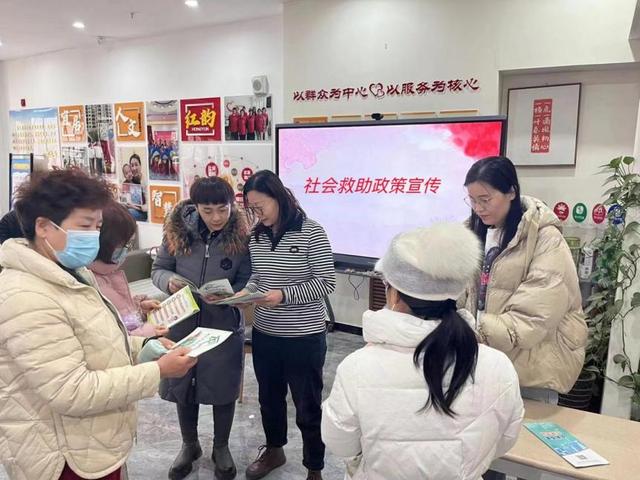 图说——石家庄裕华区民政业务工作人员向居民宣传社会救助政策。裕华区民政局供图