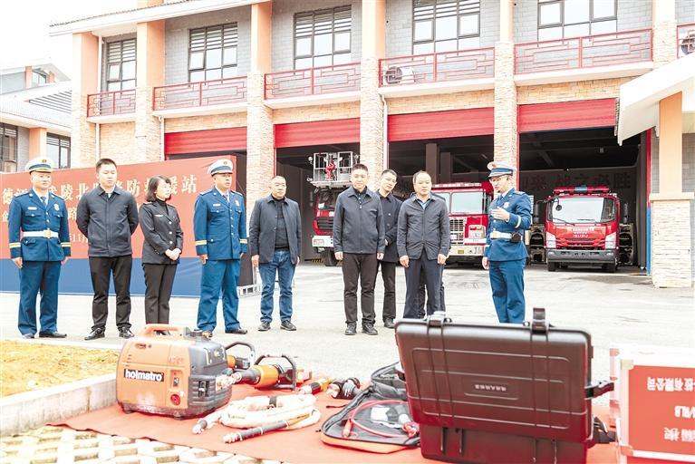 共建各方代表在消防救援站现场观摩。 (贵州省公路开发集团供图)