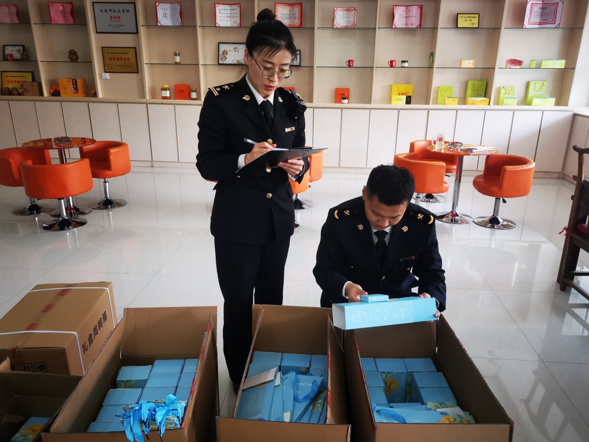 图为兰州海关所属天水海关关员对出口蜂蜜产品开展现场查验。魏珊珊/摄