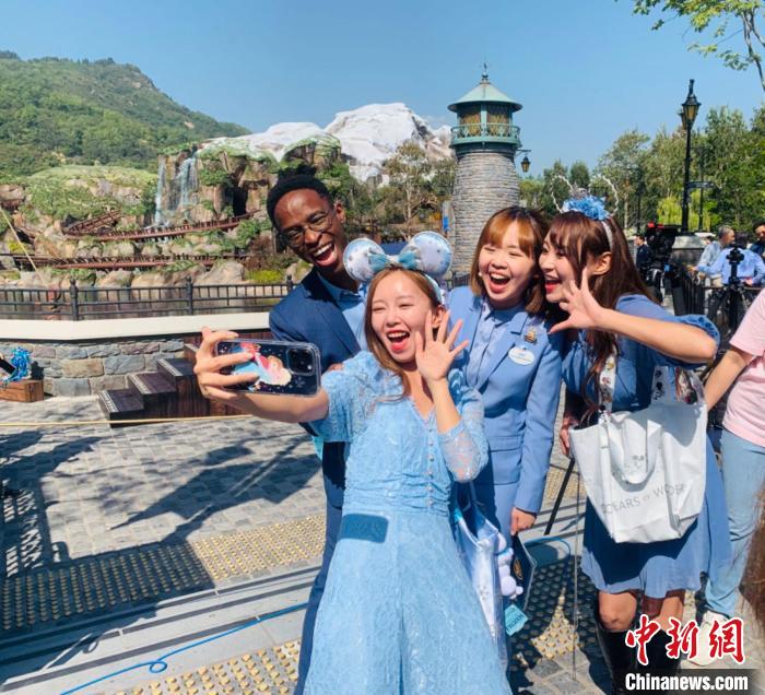 香港迪士尼魔雪奇緣主題園區開幕，遊客們激動地打卡拍照。中新社記者 戴小橦 攝