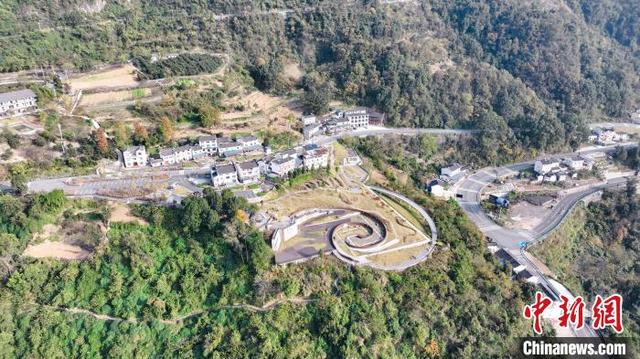 航拍湖北宜昌G348三峡旅游公路。 吴淘淘 摄