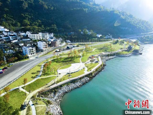 航拍湖北宜昌G348三峡旅游公路。 颜莉莉 摄