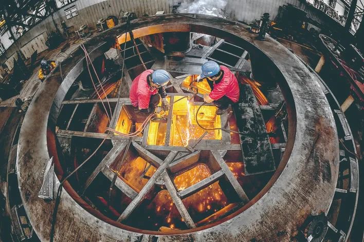 长春铁建重工铆焊工人正在加工盾构机刀盘。