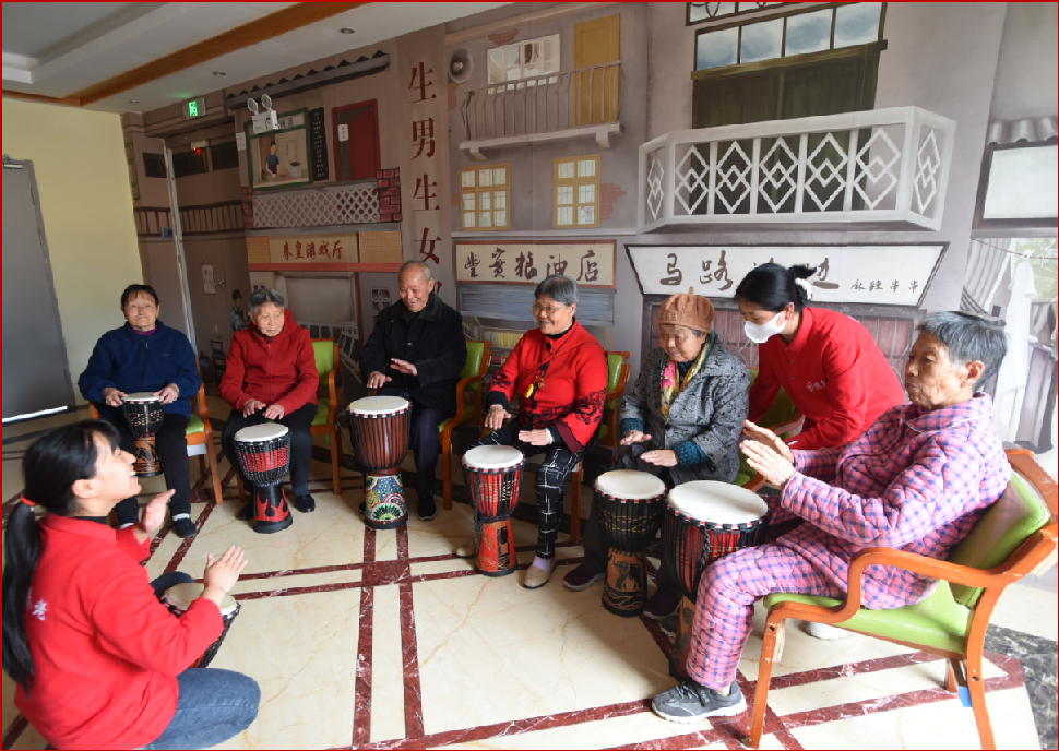 在貴陽市烏當區愛璽養老服務中心，工作人員帶領老人們學習打鼓，音樂療法是這裏的特色服務