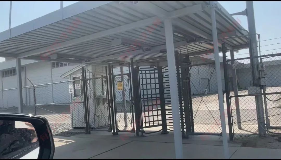 图为工厂另一侧的小门及门内场景