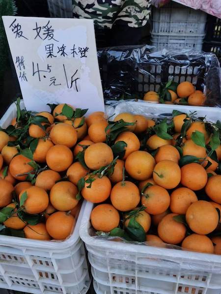 “往年买一个,今年买一箱”!记者调查水果价格为何全线大跳水