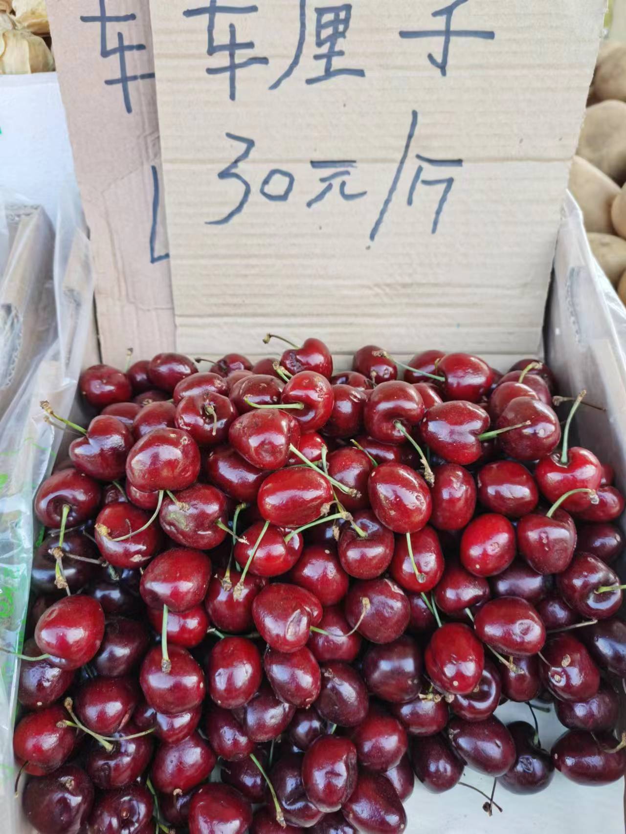 “往年买一个,今年买一箱”!记者调查水果价格为何全线大跳水