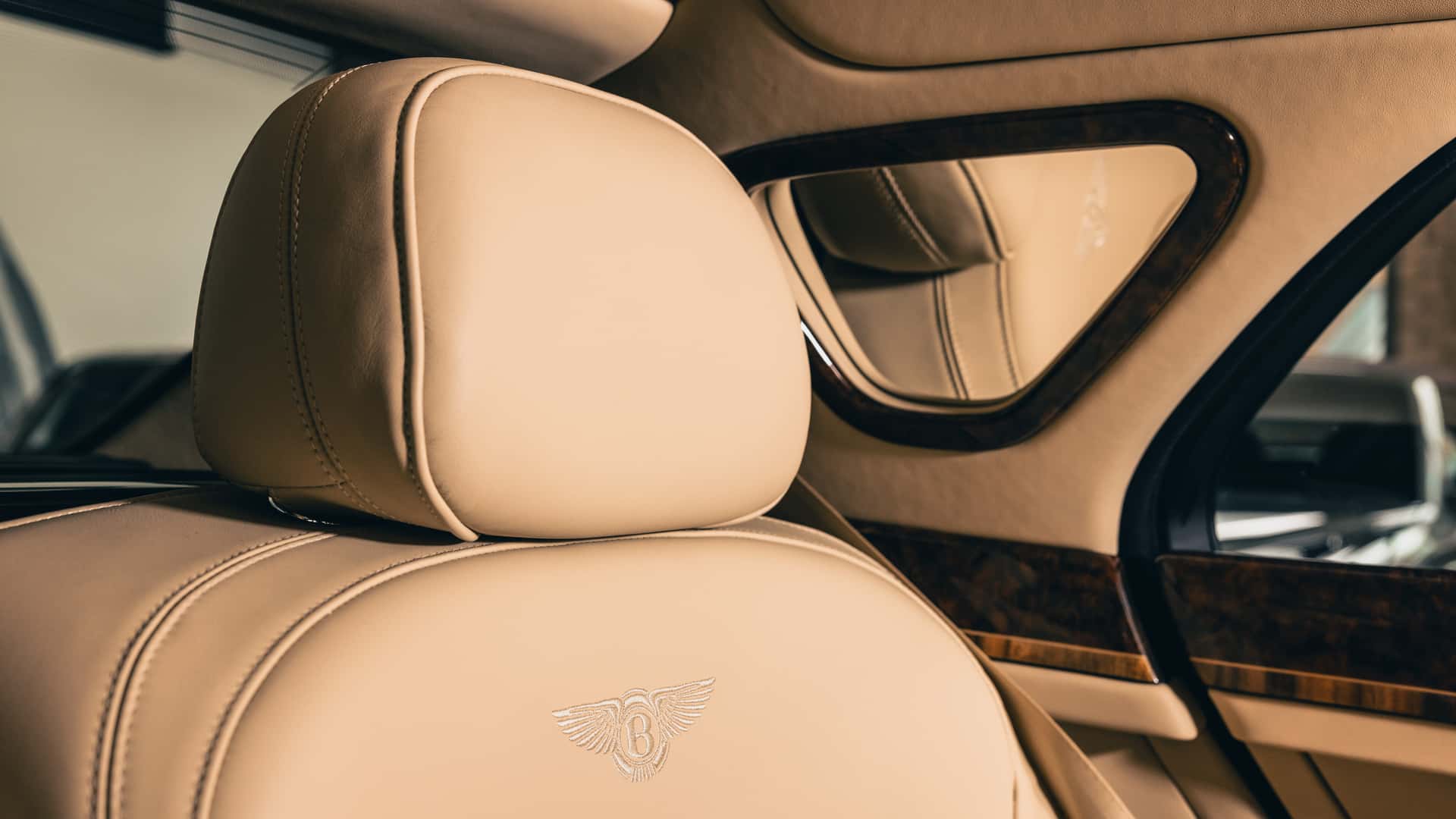 宾利慕尚长轴距定制车型亮相:曾为英女王专属座驾,搭载 6.75 升 V8 发动机