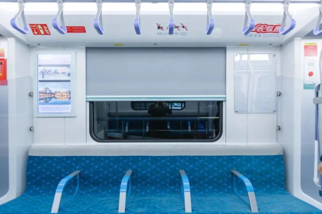 ▲车内设置“隐藏款”窗帘，当列车奔驰在户外时，拉下窗帘，可以避免阳光直射。