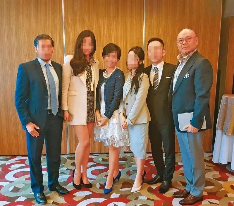澳丰案爆发前,董身达(右1)常举办基金投资讲座,分析金融形势/图源:镜周刊
