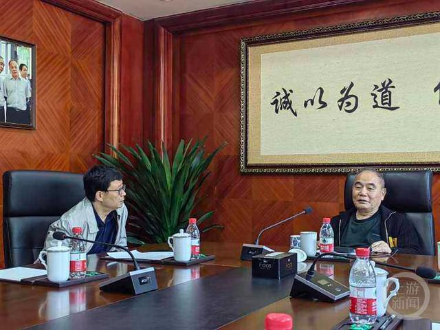 福安药业董事长汪天祥(右)同与会者交流 上游新闻记者 刘勇 摄
