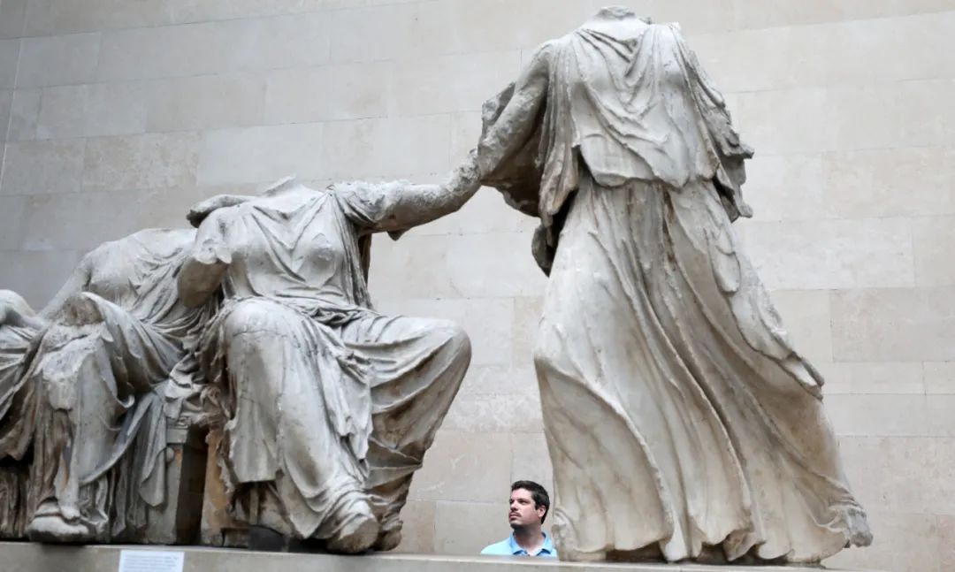 2023年9月7日，一名男子在英國倫敦大英博物館參觀帕特農神廟大理石雕刻。新華社記者李穎攝