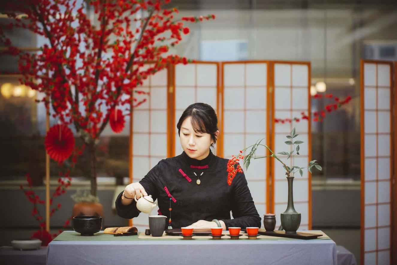 陶德蓉在练习制茶技艺。丁佐春 摄