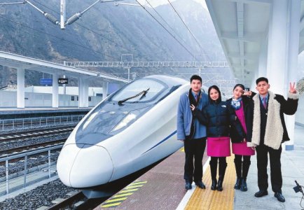 首發班組與列車合影。成都客運段供圖