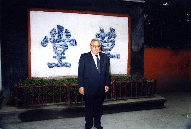 基辛格1998年在杜甫草堂（成都杜甫草堂博物館供圖）