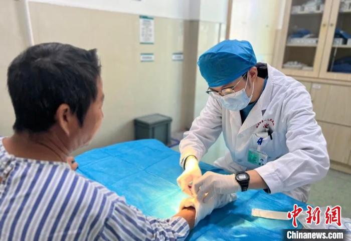 劉士瑜為患者處理傷口。南華大學 供圖