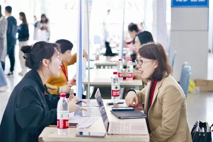 在电子科技大学专场招聘会现场,求职者与企业负责人进行面对面交流。记者余秋兰 摄