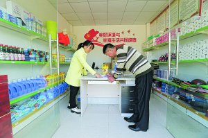 田坎村村民在“励志超市”核对积分。贵阳日报融媒体记者 梁超 摄