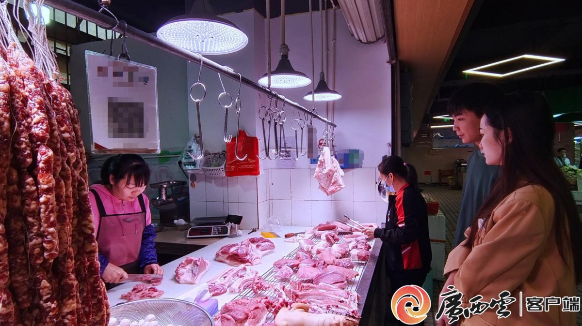 市民在水街市场买肉。