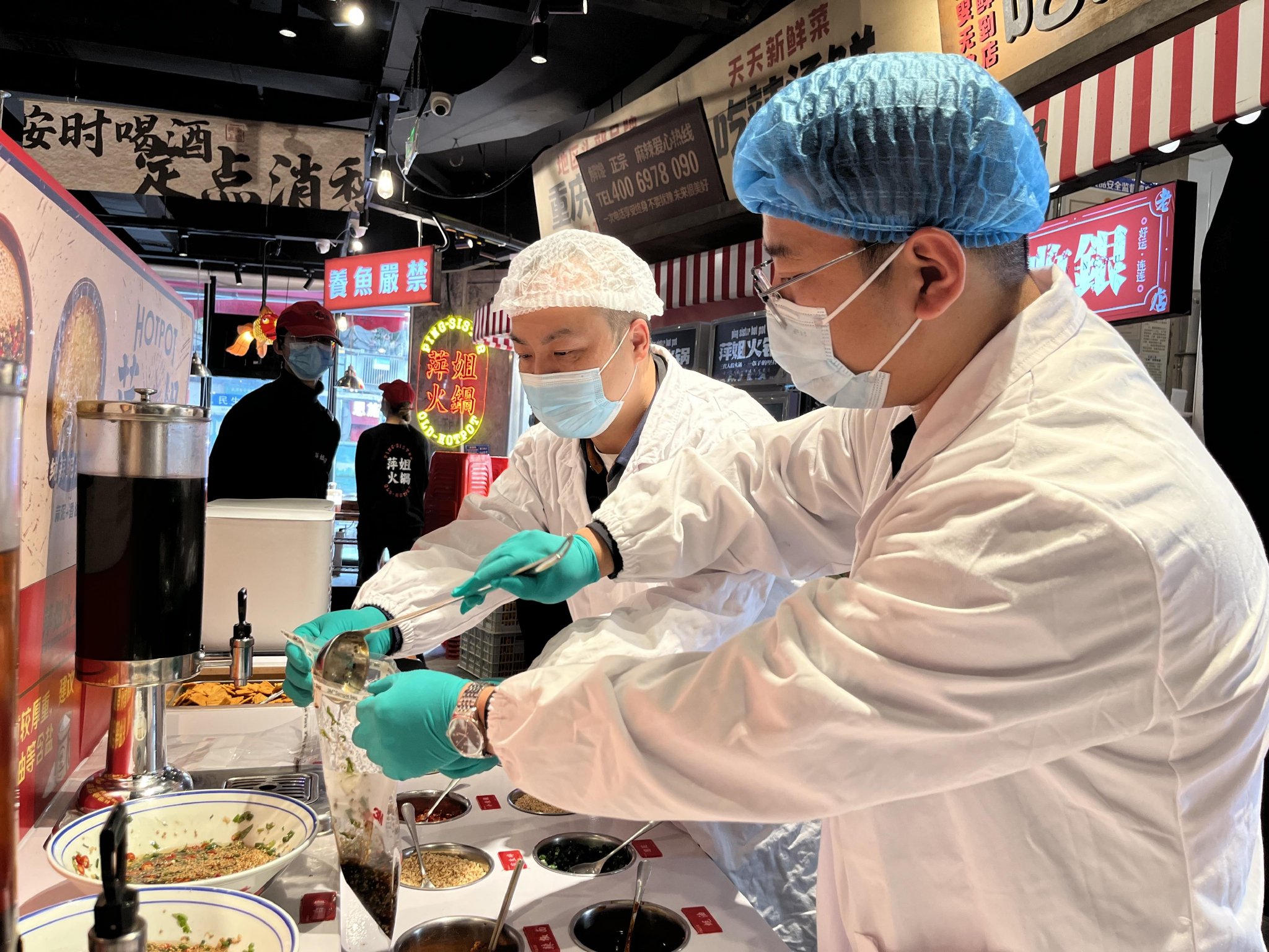 抽样员对火锅店蘸料进行取样。吴采平摄