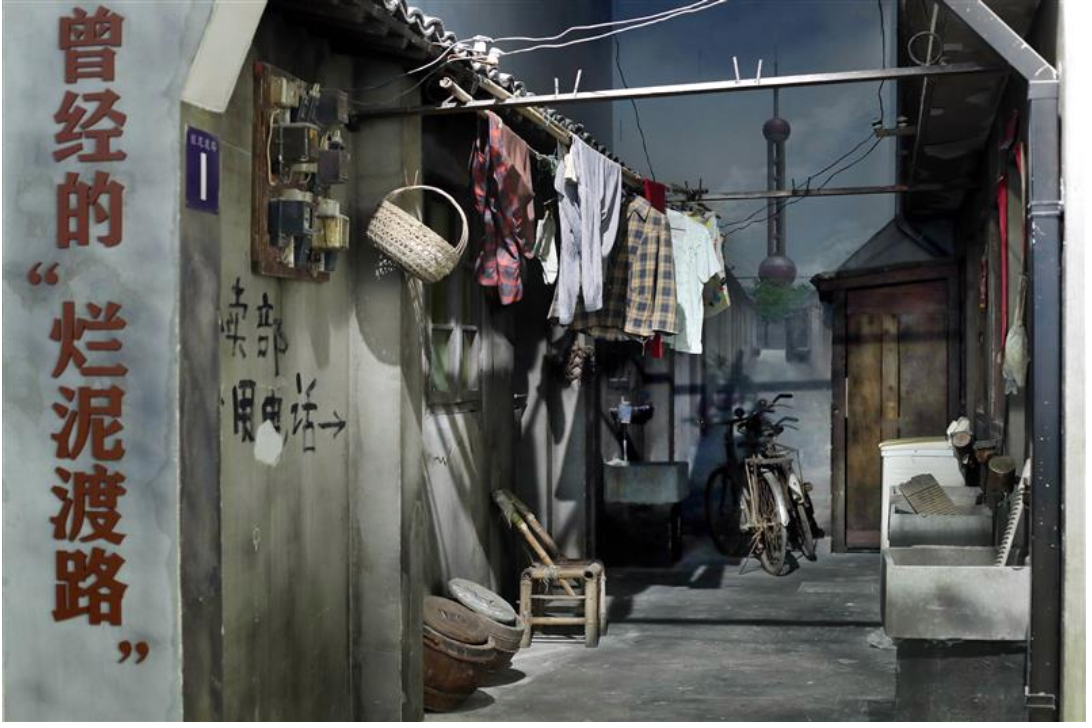 △展厅内,烂泥渡路置景展区。